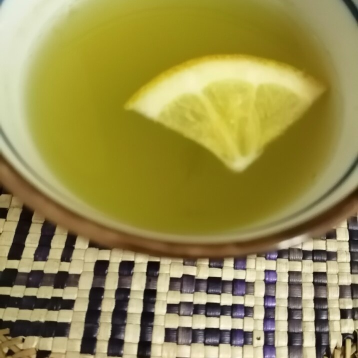 メイヤーレモン（普通のレモンでも OK）入り緑茶